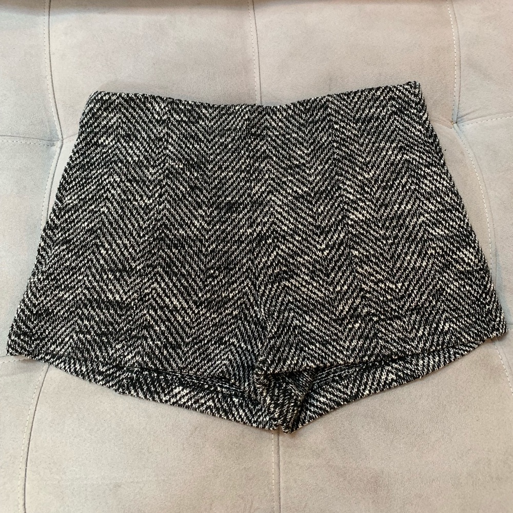 Forever 21 black and white zip up shorts